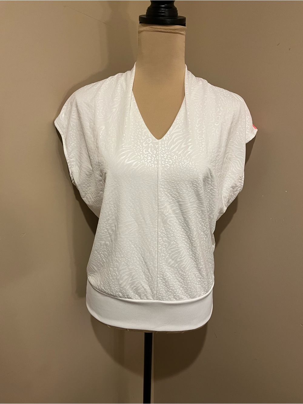 Lucky in Love White V-Neck Short Sleeve Textured Popover Top, Medium